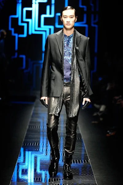 Look 16